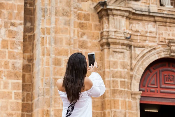 Hermosa mujer tomando fotos de la iglesia de San Pedro Claver ubicada en la ciudad amurallada de Cartagena de Indias — Foto de Stock