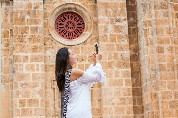 Красива жінка зйомки церкви Сан-Педро Клавер розташований у стіною місті Картахенде Індіас — стокове фото