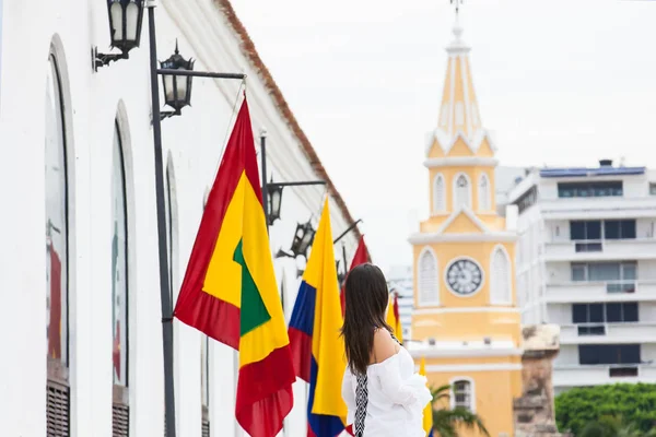Krásná ženská procházka po Cartageně de Indias vedle slavné věže s hodinami — Stock fotografie