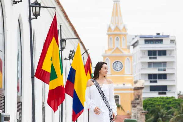 Mooie vrouw lopen rond Cartagena de Indias naast de beroemde klokkentoren — Stockfoto