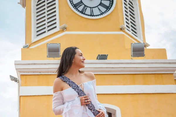 Mooie vrouw lopen rond Cartagena de Indias naast de beroemde klokkentoren — Stockfoto