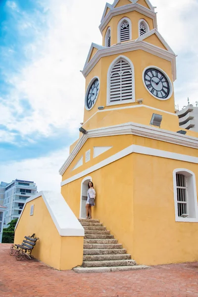 Beautiful woman walking around Cartagena de Indias next to the famous Clock Tower — Stock Photo, Image