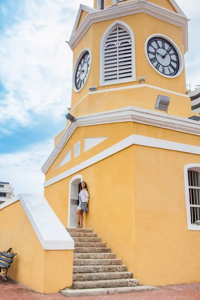 Krásná ženská procházka po Cartageně de Indias vedle slavné věže s hodinami — Stock fotografie