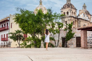 Cartagena de Indias sömürge kenti çevreleyen duvarlarda onun cep telefonu ile fotoğraf çekmek güzel kadın