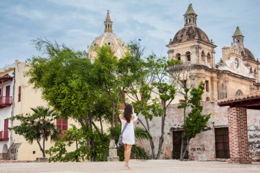 Cartagena de Indias sömürge kenti çevreleyen duvarlarda onun cep telefonu ile fotoğraf çekmek güzel kadın