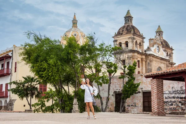 Mooie vrouw die selfies neemt aan de muren rond de koloniale stad Cartagena de Indias — Stockfoto