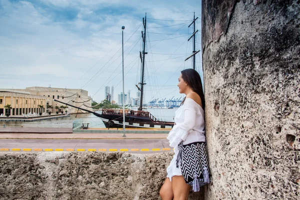 Mooie vrouw staande op de muren van Cartagena de Indias op zoek naar de baai — Stockfoto