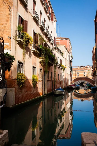 Hermosos canales de Venecia en un soleado día de primavera — Foto de Stock