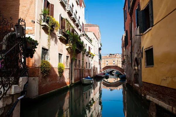 Hermosos canales de Venecia en un soleado día de primavera — Foto de Stock