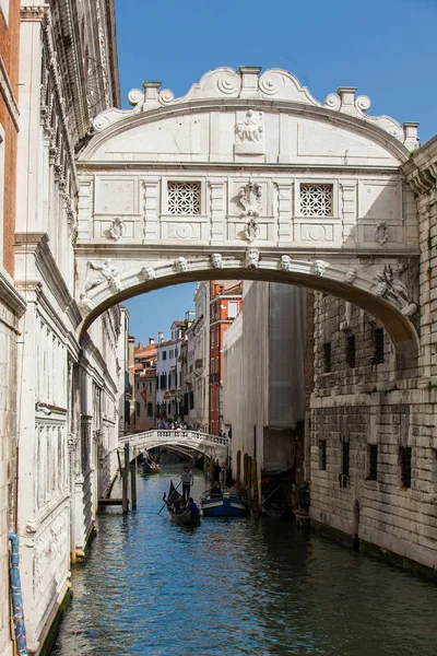 A famosa Ponte dos Suspiros nos belos canais de Veneza — Fotografia de Stock