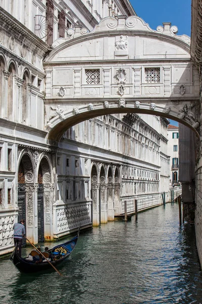 Den berömda Suckarnas bro vid de vackra kanalerna i Venedig — Stockfoto
