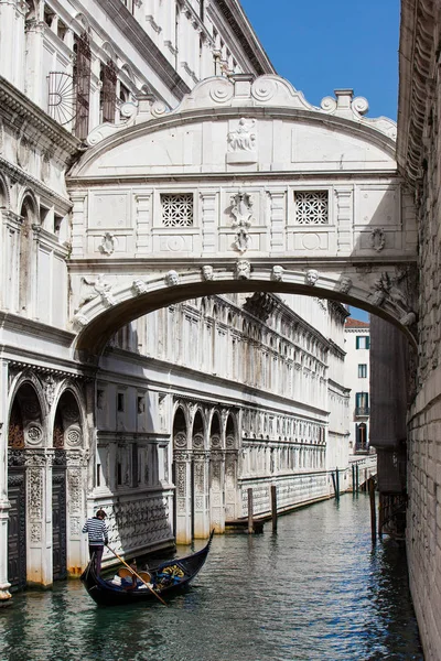 The famous Bridge of Sighs at the beautiful Venice canals — Stock Photo, Image