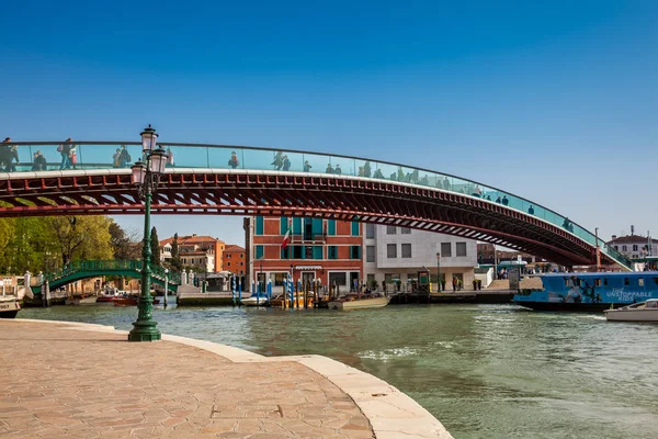 Constitution Bridge over the Grand Canal in Venice in a beautiful early spring day — Stock Photo, Image