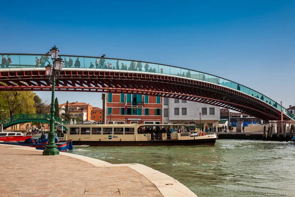 Verfassungsbrücke über den Canal Grande in Venedig an einem schönen Frühlingstag Stockfoto