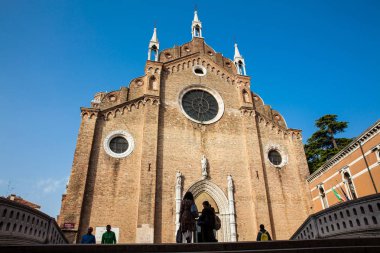 Venedik San Polo bölgesinin kalbinde yer alan ve 1231 ve 1440 yılları arasında inşa edilen Basilica di Santa Maria Gloriosa dei Frari