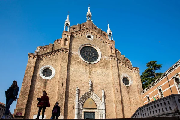 Basílica de Santa Maria Gloriosa dei Frari situada en el corazón del barrio de San Polo de Venecia y construida entre 1231 y 1440 — Foto de Stock