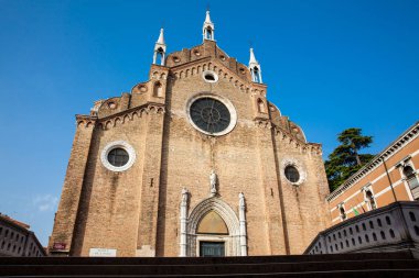Venedik San Polo bölgesinin kalbinde yer alan ve 1231 ve 1440 yılları arasında inşa edilen Basilica di Santa Maria Gloriosa dei Frari