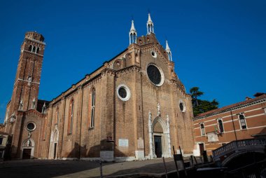 Venedik San Polo bölgesinin kalbinde yer alan ve 1231 ve 1440 yılları arasında inşa edilen Basilica di Santa Maria Gloriosa dei Frari