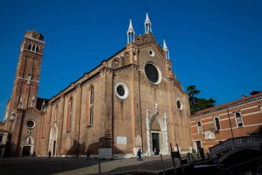 Venedik San Polo bölgesinin kalbinde yer alan ve 1231 ve 1440 yılları arasında inşa edilen Basilica di Santa Maria Gloriosa dei Frari