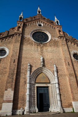 Venedik San Polo bölgesinin kalbinde yer alan ve 1231 ve 1440 yılları arasında inşa edilen Basilica di Santa Maria Gloriosa dei Frari