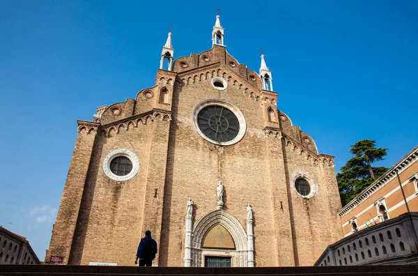 Basílica de Santa Maria Gloriosa dei Frari situada en el corazón del barrio de San Polo de Venecia y construida entre 1231 y 1440 — Foto de Stock