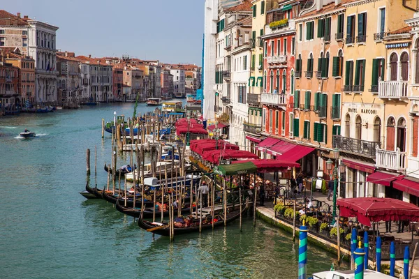 Piękne tradycyjne gondoli na Canale Grande w Wenecji — Zdjęcie stockowe