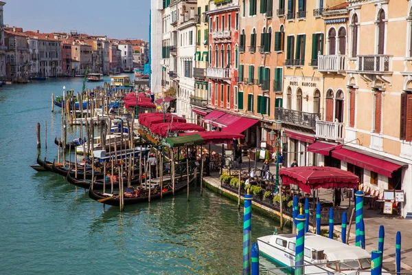 Piękne tradycyjne gondoli na Canale Grande w Wenecji — Zdjęcie stockowe