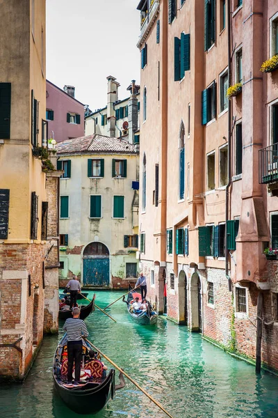 Turistas navegando en una góndola en los hermosos canales de Venecia en un día de primavera — Foto de Stock