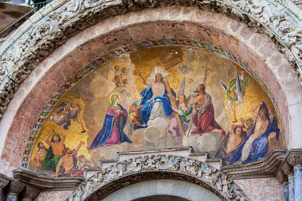 Detaljer om Markuskyrkan byggdes 1092 i Venedig — Stockfoto