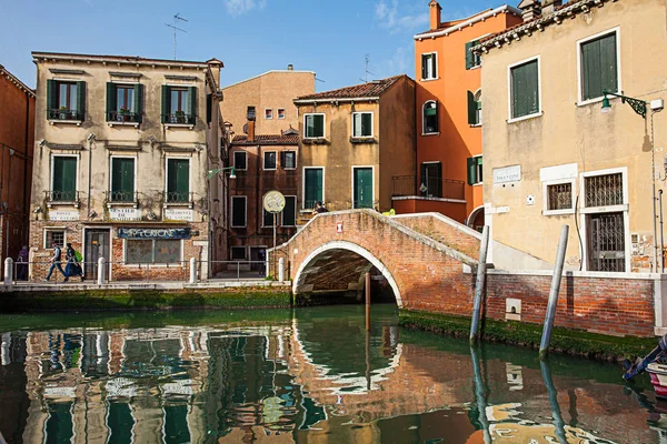 Los pintorescos canales y puentes de la hermosa ciudad de Venecia — Foto de Stock