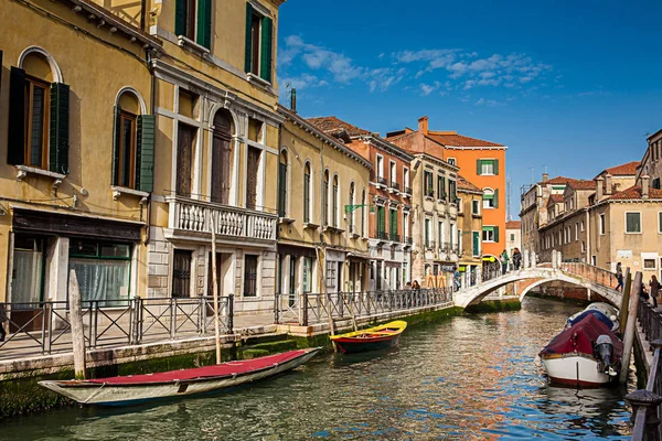 Malownicze kanały i mosty pięknego miasta Wenecji — Zdjęcie stockowe