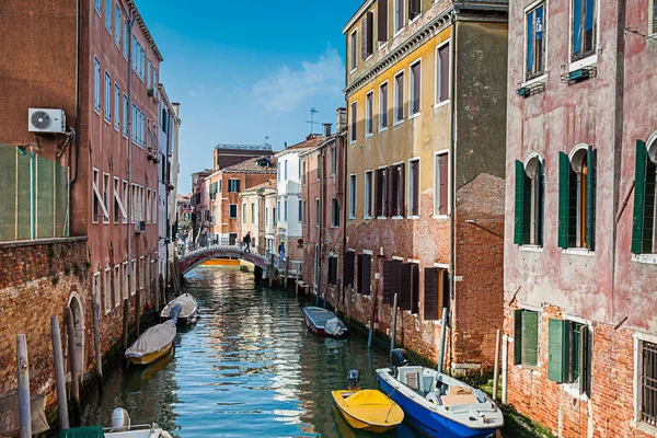 Malownicze kanały i mosty pięknego miasta Wenecji — Zdjęcie stockowe