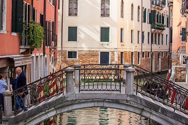 Los pintorescos canales y puentes de la hermosa ciudad de Venecia — Foto de Stock