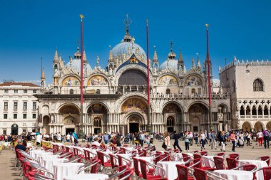 Güzel güneşli erken bahar gününde Venedik ünlü Saint Mark Meydanı'nda restoranlar ve turistler