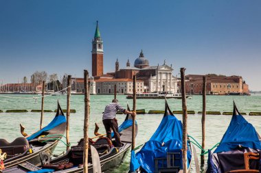 Güzel Bazilikası Di San Giorgio Maggiore önünde Grand Canal geleneksel Venedik gondollar