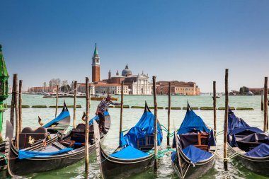 Güzel Bazilikası Di San Giorgio Maggiore önünde Grand Canal geleneksel Venedik gondollar