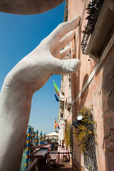 Scultura delle mani realizzata dall'artista spagnolo Lorenzo Quinn nel Canal Grande di Venezia per richiamare l'attenzione sugli effetti negativi del cambiamento climatico — Foto Stock