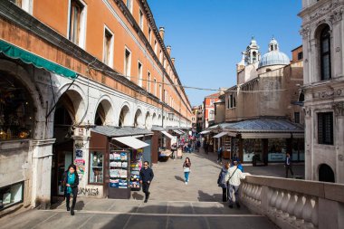 Venedik, İtalya - Nisan 2018: Venedik'te 1591 yılında inşa edilen Büyük Kanal üzerindeki ünlü Rialto Köprüsü'ne erişim
