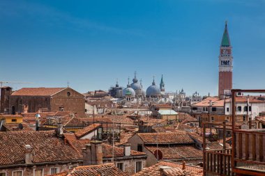 Güneşli bir günde Venedik şehrinin çatılarının manzarası