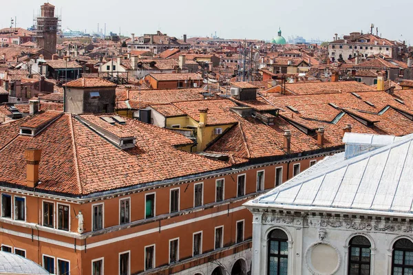 Güneşli bir günde Venedik şehrinin çatılarının manzarası
