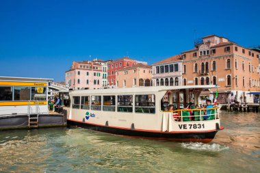 Güneşli bir erken bahar gününde güzel Venedik şehrinin ve Büyük Kanal'ın manzarası