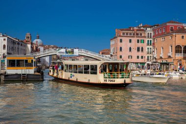 Güneşli bir erken bahar gününde güzel Venedik şehrinin ve Büyük Kanal'ın manzarası