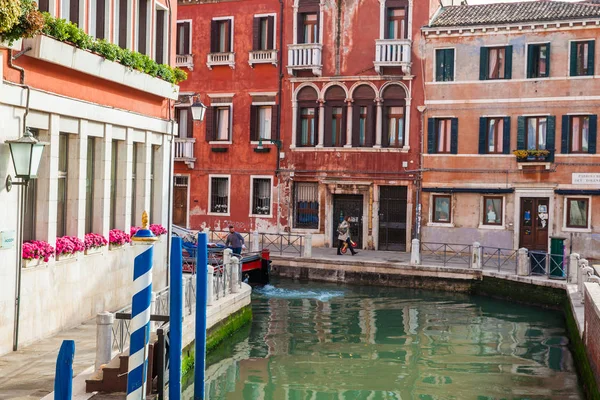 Los pintorescos canales de la hermosa ciudad de Venecia — Foto de Stock