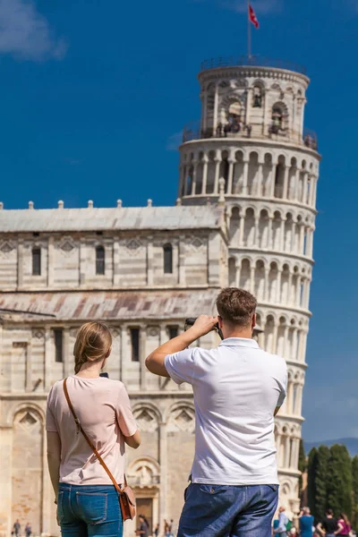 年轻的一对游客拍照著名的比萨斜塔 — 图库照片