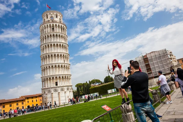 Touristes posant et prenant des photos devant la célèbre Tour penchée de Pise — Photo