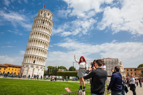 游客在著名的比萨斜塔前摆姿势拍照 — 图库照片