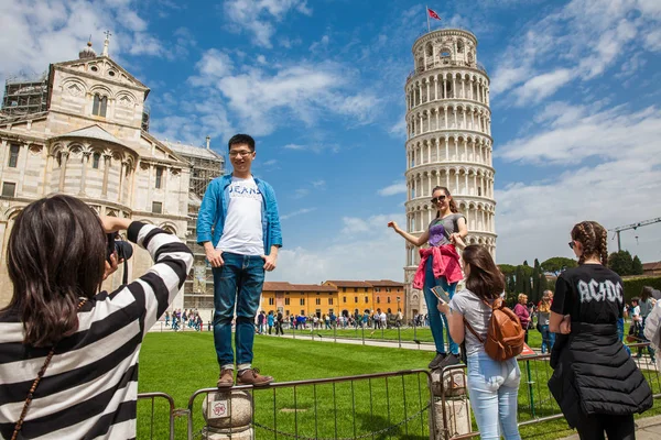 Turisti che posano e scattano foto davanti alla famosa Torre Pendente di Pisa — Foto Stock