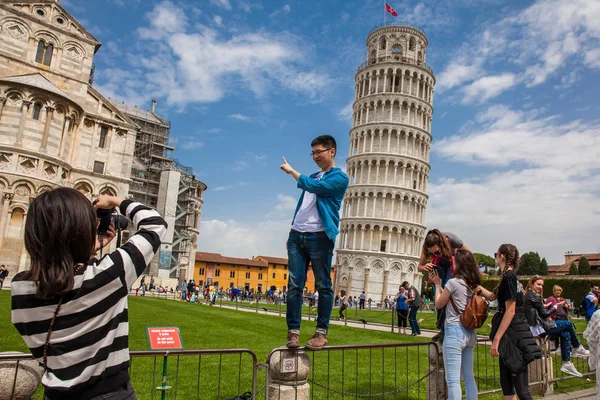 Turisti che posano e scattano foto davanti alla famosa Torre Pendente di Pisa — Foto Stock