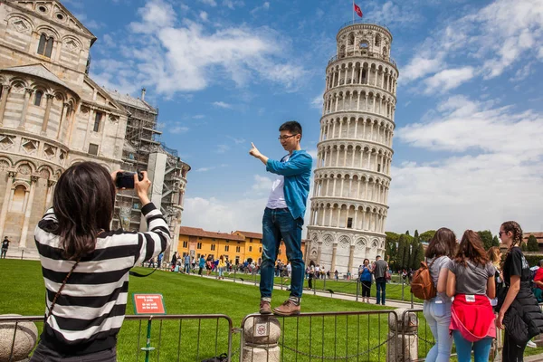 Turisti che posano e scattano foto davanti alla famosa Torre Pendente di Pisa — Foto Stock