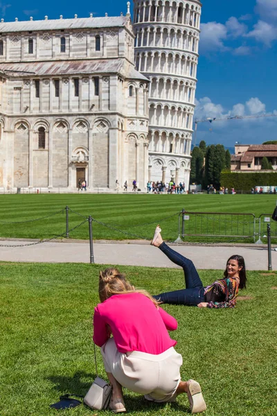 Ünlü Pisa Kulesi önünde poz veren ve fotoğraf çeken turistler